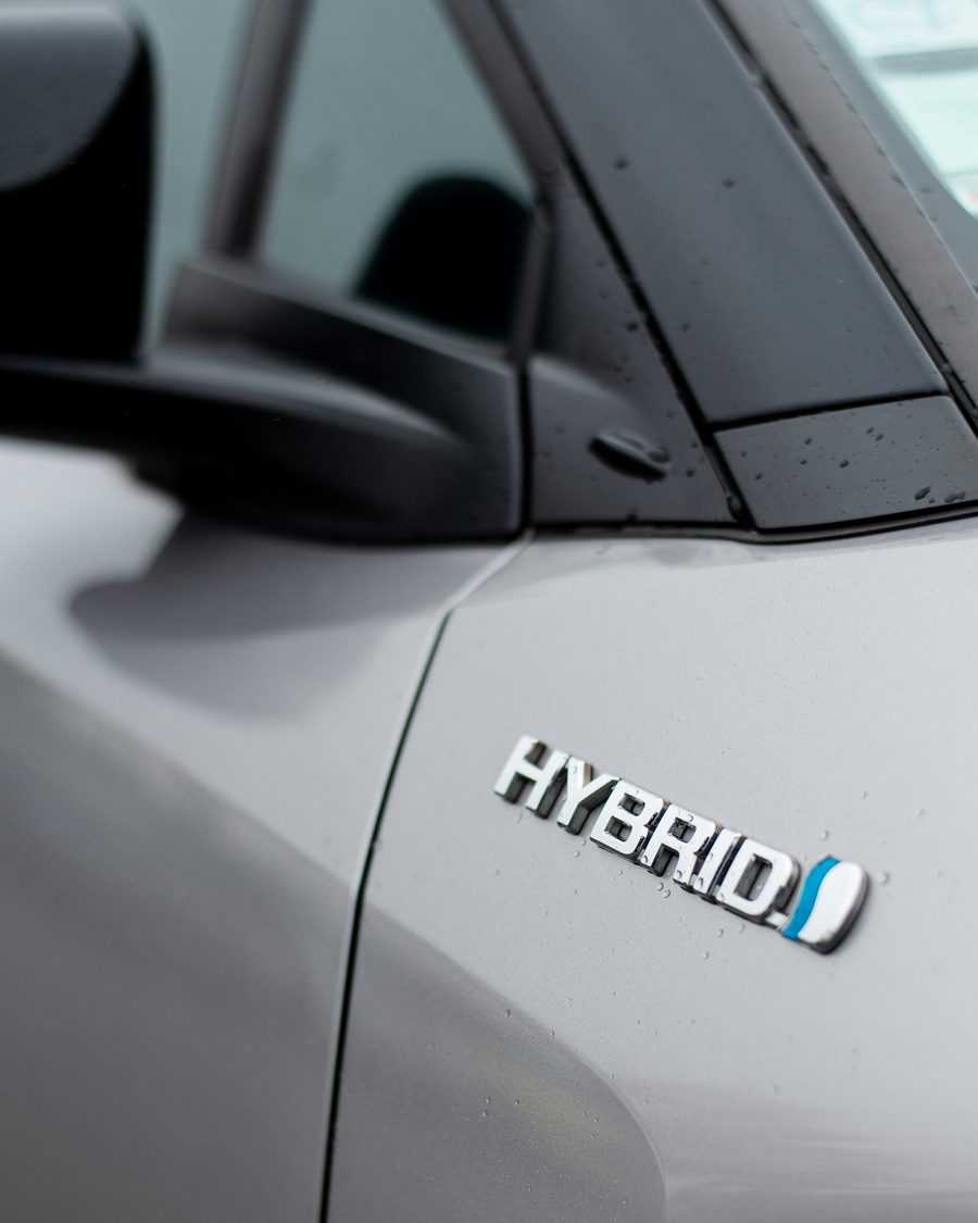 Véhicule hybride Toyota — badge Hybrid